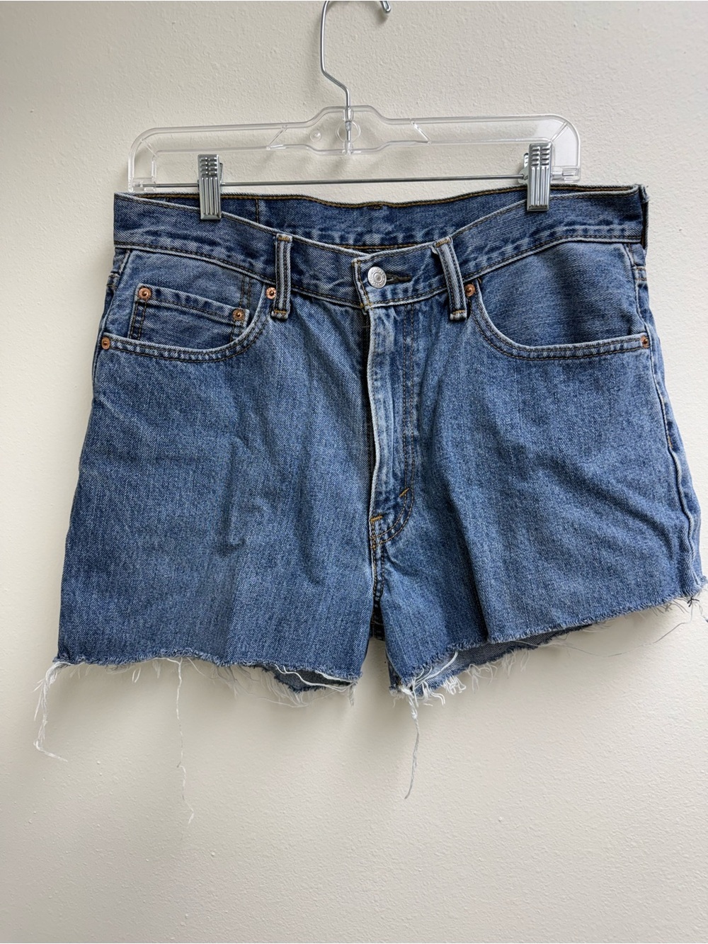 Women’s Levi’s 550 Relaxed Fit Cutoff Denim Shorts W34 Raw Hem